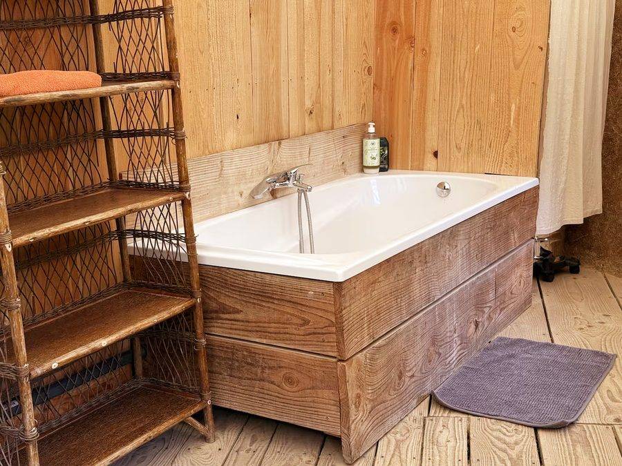 Salle de bain de la case avec baignoire en bois