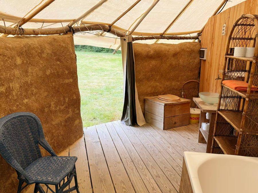 L'intérieur de la case africaine, ouvert sur le pré