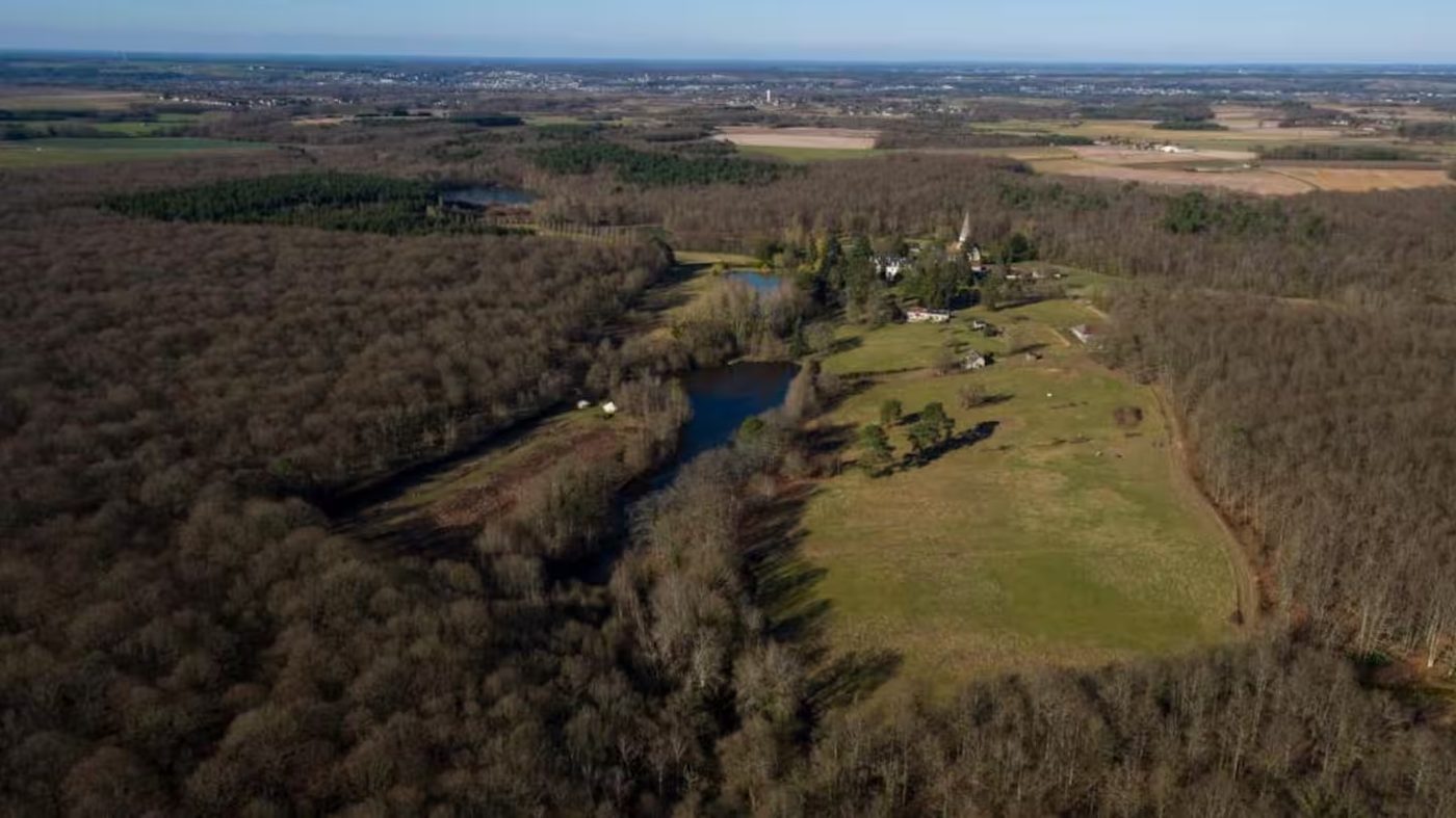Vue aérienne du domaine d'Aigues-Vives, forêt et étang
