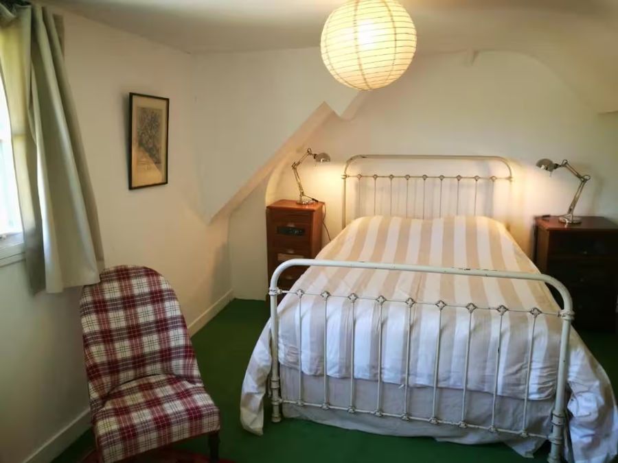 Chambre 3 du gîte, lit en fer forgé ancien
