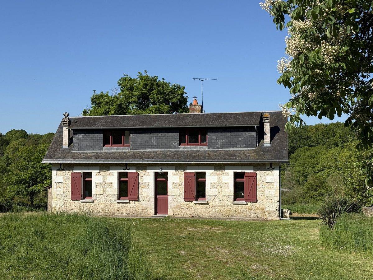 Façade en tuffeau du Gîte d'Anouck, volets bordeaux