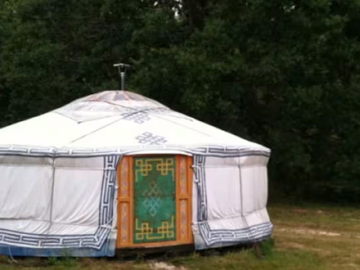 La yourte traditionnelle installée dans le pré du domaine