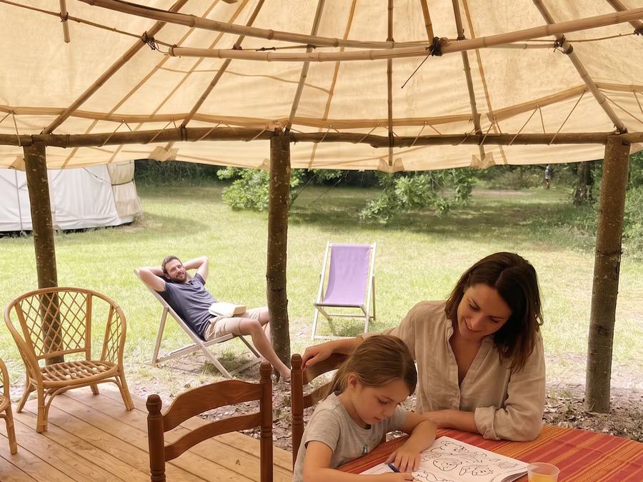 Lecture et sieste sous l'auvent de la case, ouvert sur le pré