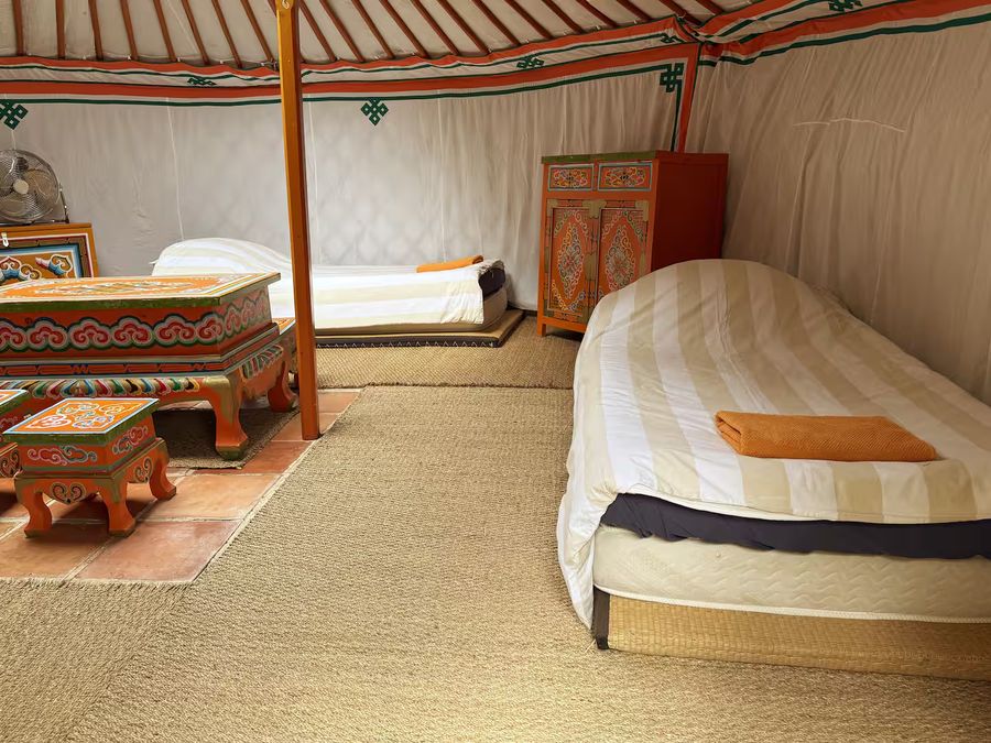 Les couchages de la yourte disposés en cercle