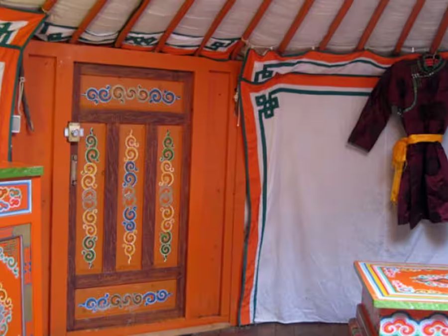 La porte peinte de la yourte, motifs traditionnels